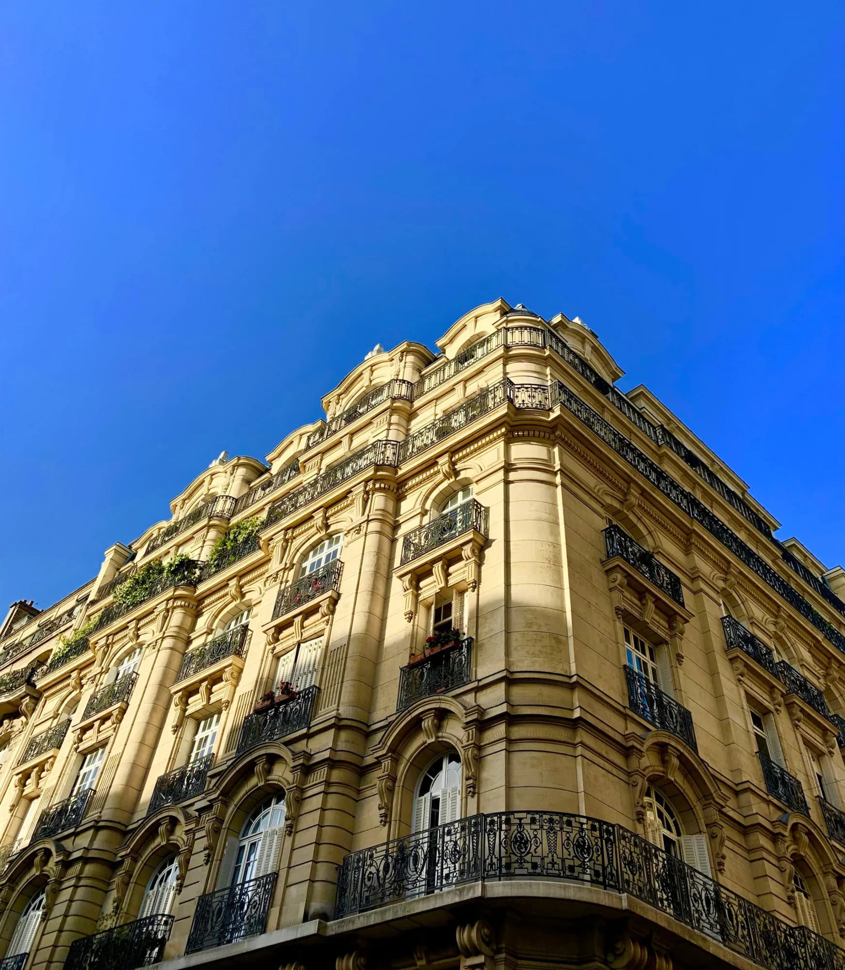 Façade d'un immeuble haussmannien à Paris